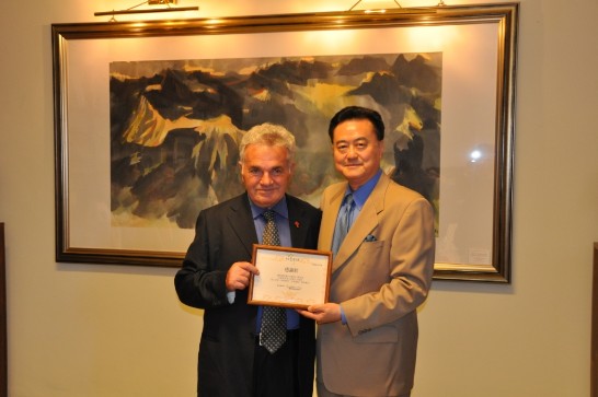 Fr. Gian Carlo MICHELINI)(left) appreciates the assistance from ROC Embassy by presenting a certificate to Ambassador Larry Wang