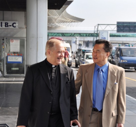 Ambassador Wang welcomes Cardinal Cordes upon his arrival at Fiumicino Airport.