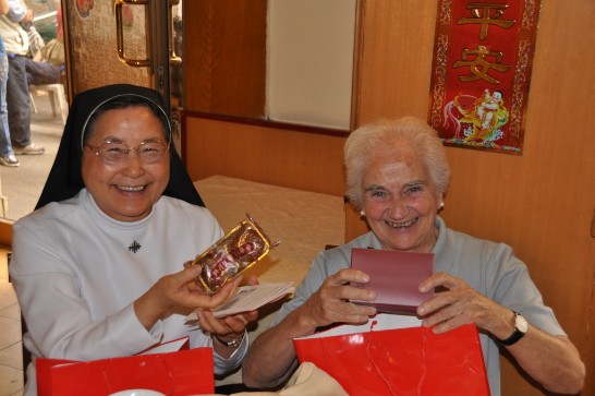 出席餐會之耶穌肋傷修女會林玉美修女（左）及仁慈聖母會沙惠仁（Carmen Zaballa）修女（右）