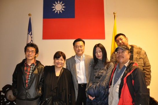 王大使豫元（左三）與到本館參觀之焦製片雄屏（左二）、魏導演德盛（左一）、陳導演懷恩（右一）、鄭導演芬芬（右三）及助理John Pao Chuan Wang先生（後排右）合影