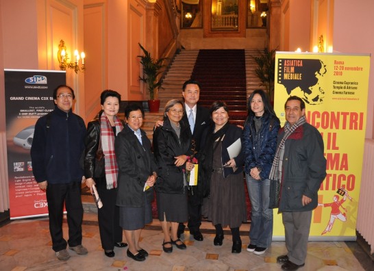 王大使豫元（中）及王大使夫人（左二）邀請旅居台灣多年之外籍神父及我旅梵神職人員一同出席會場觀賞台灣電影