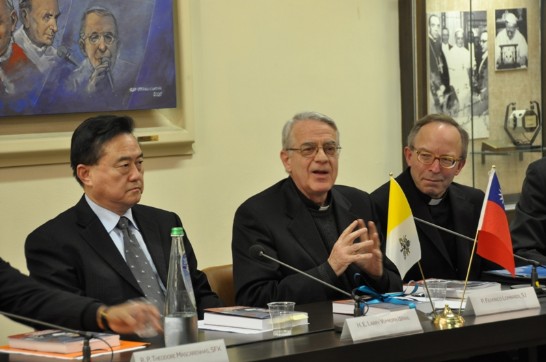 「利瑪竇逝世400週年紀念文集」新書發表會致詞貴賓：王大使豫元(左一)、教廷發言人Fr. Federico LOMBARDI神父（中間）、宗座額我略大學校長Fr. Francois-Xavier DUMORTIER神父（右一）