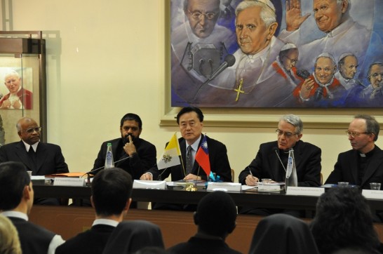 新書發表會致詞貴賓：宗座額我略大學傳教系前系主任Fr. Christopher SHELKE神父(左一)、宗座文化委員會負責亞、非及大洋洲官員Fr. Theodore MASCARENHAS神父(左二)