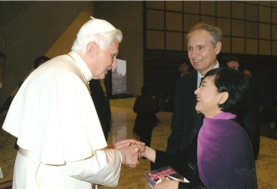 教宗本篤十六世公開接見我國知名雙鋼琴家葉綠娜女士及其德籍夫婿魏樂富（Rolf-Peter Wille）先生。（照片係教廷提供）