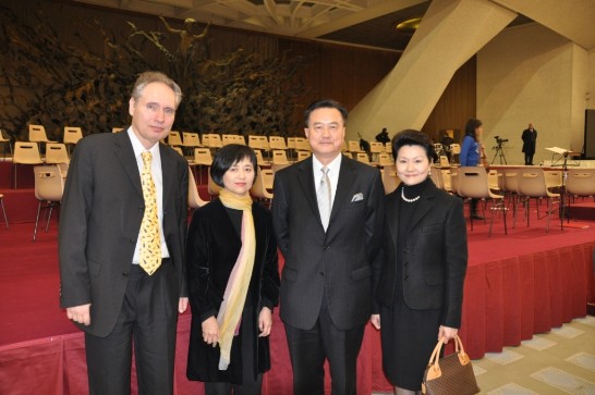 中華民國駐教廷王大使豫元夫婦（右一、二）與我國知名雙鋼琴家葉綠娜女士及其德籍夫婿魏樂富（Rolf-Peter Wille）先生於音樂會後合影。