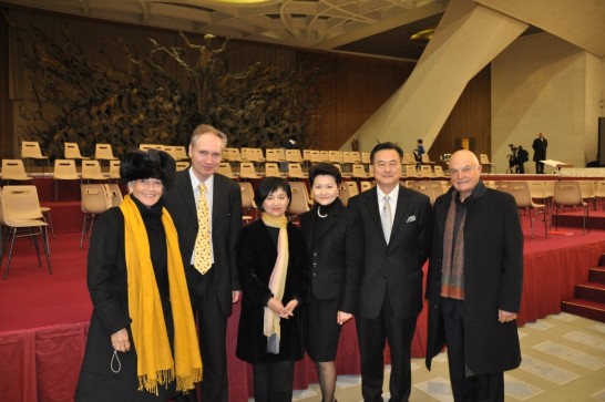 前國立台北藝術大學聲樂教授Prof. Angelo Marenzi夫婦（右一及左一）與中華民國駐教廷王大使豫元夫婦（右二、三）和雙鋼琴家於音樂會後合影。