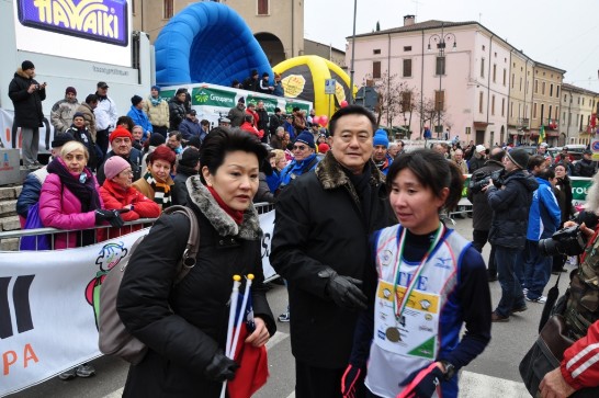 我國女子選手陳淑華（右一）抵達終點時，中華民國駐教廷大使王豫元夫婦手持國旗迎接祝賀並陪同至選手休息區。