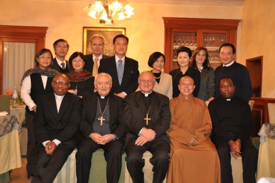 中華民國駐教廷大使王豫元夫婦（後排左五左七）與教廷醫療牧靈委員會主席Zygmunt Zimowski總主教（前排左三）於該會慶祝成立25週年活動前餐敘，該委員會參加者另有秘書長Jose L. Redrado主教（前排左二）、副秘書長Jean-Marie MPENDAWATU蒙席（前排左一）、委員會官員Fr. Charles NAMGUER（前排右一）及Sezzantini Elisabetta女士（後排右二），並與應邀來教廷演奏之我國知名雙鋼琴 家葉綠娜 女士（後排右四）及其德籍夫婿 魏樂富 先生（Rolf-Peter Wille，後排右六）、來教廷參加宗教圓桌論壇之南華大學陳副校長開宇（前排右二）、輔仁大學臨床心理系 陳副 教授美琴（後排左三）及駐教廷大使館同仁合影。