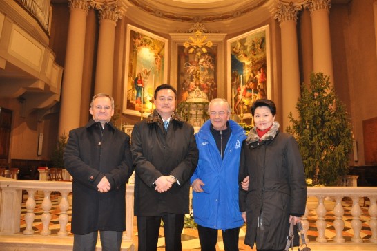 中華民國駐教廷大使王豫元夫婦（左二及右一）與Montefortiana路跑協會秘書長Pasetto Gianluigi（右二）及Verona教區Don Flavio Bertoldi神父（左一）於彌撒後合影。