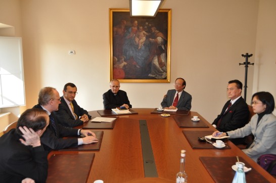 2010年2月15日，中華民國駐教廷王大使豫元（右二）陪同教育部林政務次長聰明（右三）及國際文化教育事業處周科長慧宜（右一），拜會教廷聖十字架大學（Pontifical University of the Holy Cross），與該校校長Prof. Luis Romera（左四）及社會傳播學院專任教授Norberto González Gaitano（左三）就學術交流情形交換意見。