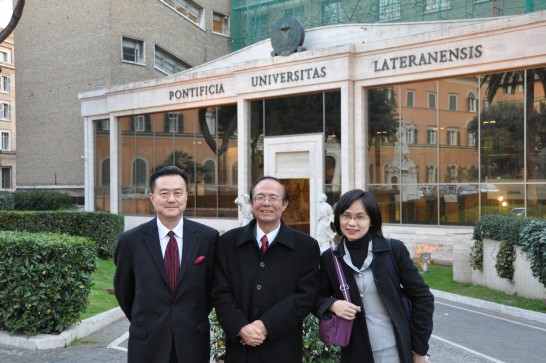 2010年2月15日，中華民國駐教廷王大使豫元（左一）陪同教育部林政務次長聰明（中）及國際文化教育事業處周科長慧宜（右一）參訪宗座拉特朗大學（Pontifical Lateran University）。