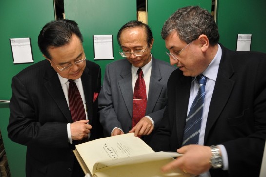 2010年2月15日，中華民國駐教廷王大使豫元（左一）陪同教育部林政務次長聰明（中）拜會宗座拉特朗大學（Pontifical Lateran University），並由法學院院長Prof. Vincenzo Buonomo引領參觀該校珍藏之教宗庇護九世（PIO IX）書籍。