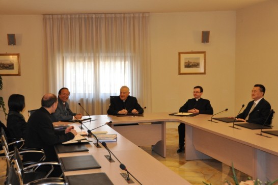 2010年2月16日，中華民國駐教廷王大使豫元（右一）安排並陪同教育部林政務次長聰明（左三）拜會教廷教育部長高澤農樞機主教（Zenon Card. GROCHOLEWSKI）（中間）。