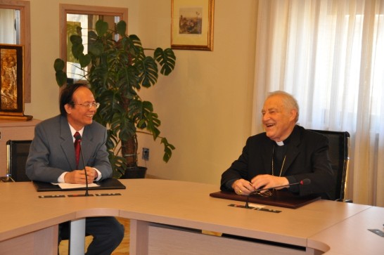 2010年2月16日，中華民國駐教廷大使館安排教育部林政務次長聰明（左）拜會教廷教育部長高澤農樞機主教（Zenon Card. GROCHOLEWSKI）。