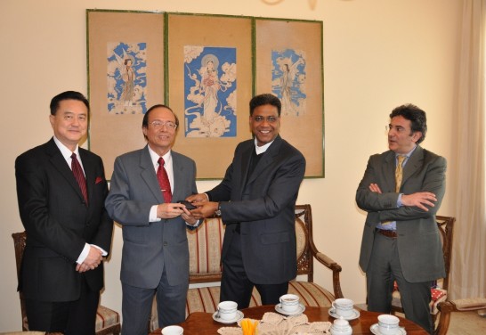 2010年2月15日，中華民國駐教廷王大使豫元（左一）陪同教育部林政務次長聰明（左二），拜會宗座傳信大學（Pontifical Urbaniana University）秘書長Fr. Roberto Cherubini神父（右二）及漢學研究中心主任Prof. Alessandro Dell’Orto（右一）