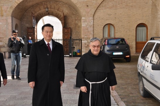 中華民國駐教廷王大使豫元（左）與「聖方濟各會」（San Francesco）總監察Fr. Giuseppe Piemontese神父（右）。