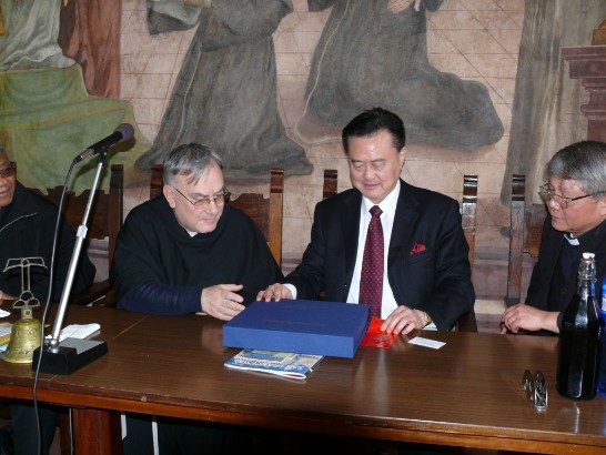 「聖方濟各會」總監察Fr. Giuseppe Piemontese神父（左一）致贈中華民國駐教廷王大使豫元（中）紀念聖方濟各書籍