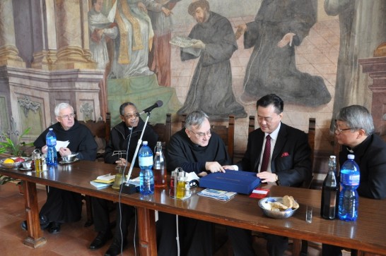 「聖方濟各會」總監察Fr. Giuseppe Piemontese神父（左一）致贈中華民國駐教廷王大使豫元（中）紀念聖方濟各書籍。