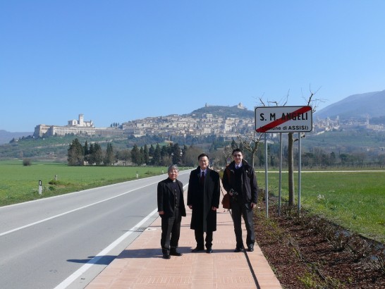 中華民國駐教廷王大使豫元（中）偕黃秘書俊榮（右）與教廷聖赦院告解神師邱神父琮傑（左）參訪被譽為「和平之城」之亞西西（Assisi）。