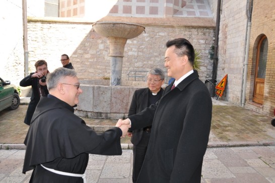 2010年3月17日上午，中華民國駐教廷王大使豫元（右）赴義大利中部亞西西（Assisi）城拜會「聖方濟各會」（San Francesco），該修會總監察Fr. Giuseppe Piemontese神父（左）在門口迎接。