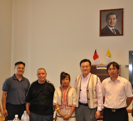 富興國小徐校長榮春（右一）、大安國小高校長理忠（左一）及義籍巴義慈神父（Fr. Alberto Papa，左二）致贈中華民國駐教廷大使王豫元（右二）泰雅族編織背心並合影留念