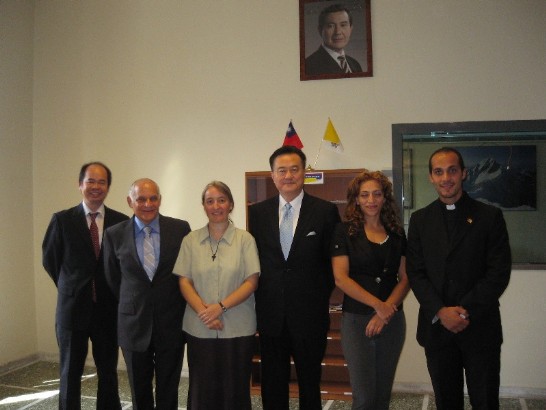 王大使豫元 (右三)與本(99)年度「台灣獎學金」學生Ms.FANDOS ARENAS, Maria del Pilar(左三)、Ms. SERMONETA, Maura(右二)及Mr.DI BARTOLOMEO, Matteo（右一）在大使館合影