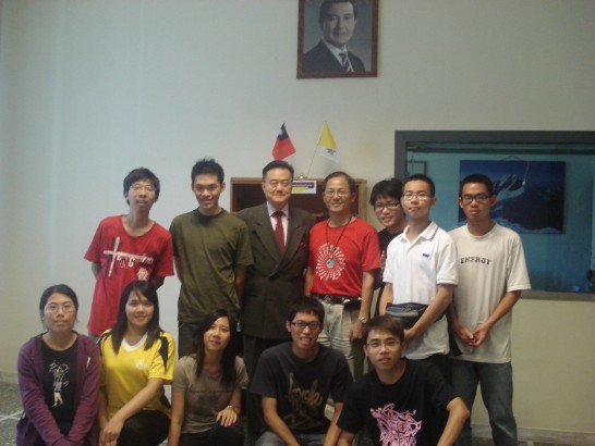 王大使豫元 (後排左三)與國立成功大學國土研究中心主任孔憲法博士(後排右四)及學生們在大使館合影