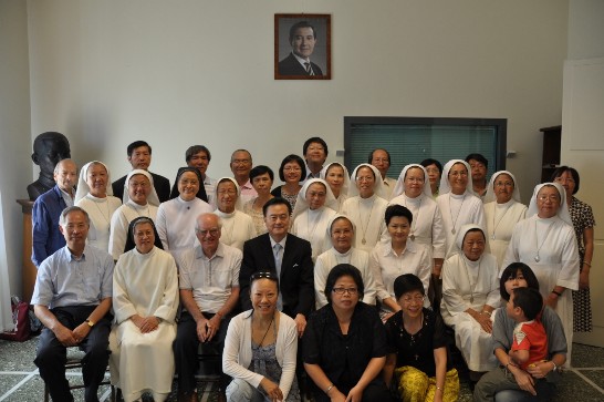 中華民國駐教廷大使王豫元（第二排左四）暨夫人（二排左六）、天主教聖母聖心修女會劉瑞瓊總會長（二排左五）、梵蒂岡廣播電台江資深編輯國雄（二排左一）及朝聖團全體合影。