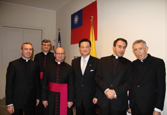 王大使(右3)與前來祝賀之教廷國務院助理院長威爾斯蒙席(左3)和外次巴雷斯特羅蒙席(右2)等教廷官員合影