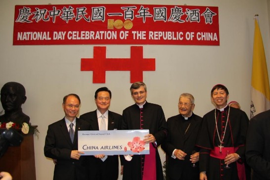 王大使(左2)與華航義大利分公司何總經理乃賢(左1)贈送羅馬-台北機票予幸運獲獎者之一之法籍神父