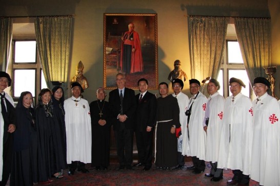 中華民國駐教廷大使王豫元（右7）陪同狄剛總主教（左6）及「耶路撒冷聖墓騎士團」台灣分團團長廖修三（左5）一行拜會總團部伯羅密歐總會長（右8）