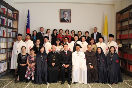 王大使豫元（前排中）與狄剛總主教（右6）、廖團長修三（左6）及「耶路撒冷聖墓騎士團」台灣分團於駐教廷大使館合影