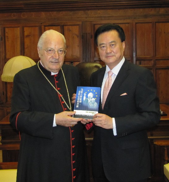 中華民國駐教廷大使王豫元（右）將「為建立新歐洲-基督信徒的貢獻」第一本中譯文當面獻給原著作者蘇達諾樞機（左）