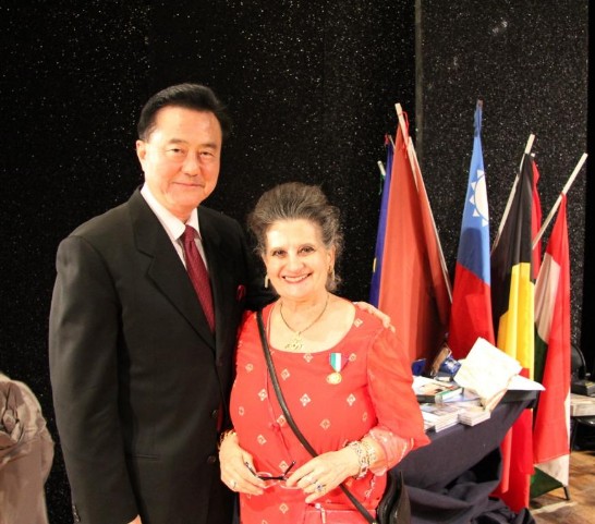 王大使豫元（左）與活動主辦人「羅馬蕭邦文化協會」會長Marcella Crudeli教授合影