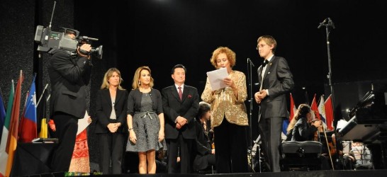 2011年羅馬蕭邦國際鋼琴大賽頒獎典禮主持人宣布邀請王大使豫元（右3）頒獎