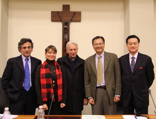 王大使豫元（右一）與傳信大學Alberto Trevisiol校長（中）、漢學中心戴德中主任（左一）、余舜德博士（右二）及Fiorella ALLIO博士（左二）合影