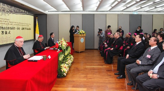 王大使豫元（觀禮席第一排中間）見證我國與教廷簽署關於高等教育合作協定