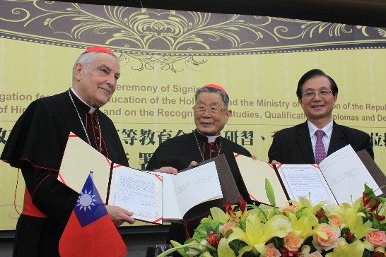 教育部長吳清基（右）與教廷教育部長高澤農樞機主教(左)簽署協定後合影，中為我國高雄教區單國璽樞機主教