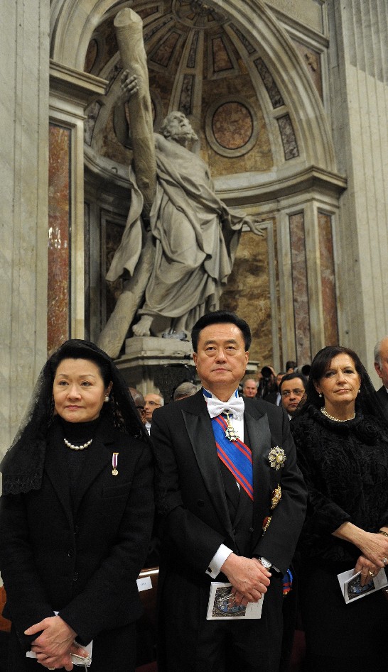 王大使豫元夫婦（左一、二）在外交團席位參加教宗主持之子夜彌撒