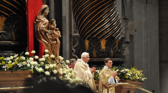 教宗本篤十六世在聖伯多祿大教堂主持2011年耶誕子夜彌撒