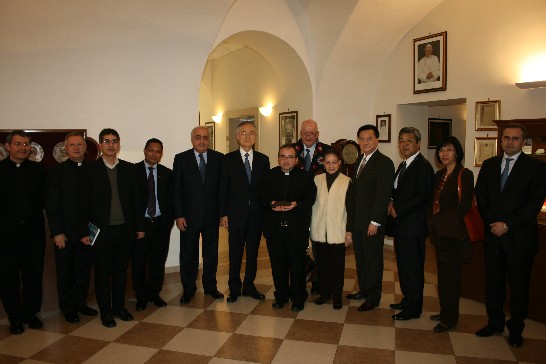 王大使豫元（右四）與梵蒂岡天文台台長Jose FUNES神父（中）及與會之各國駐梵大使合影