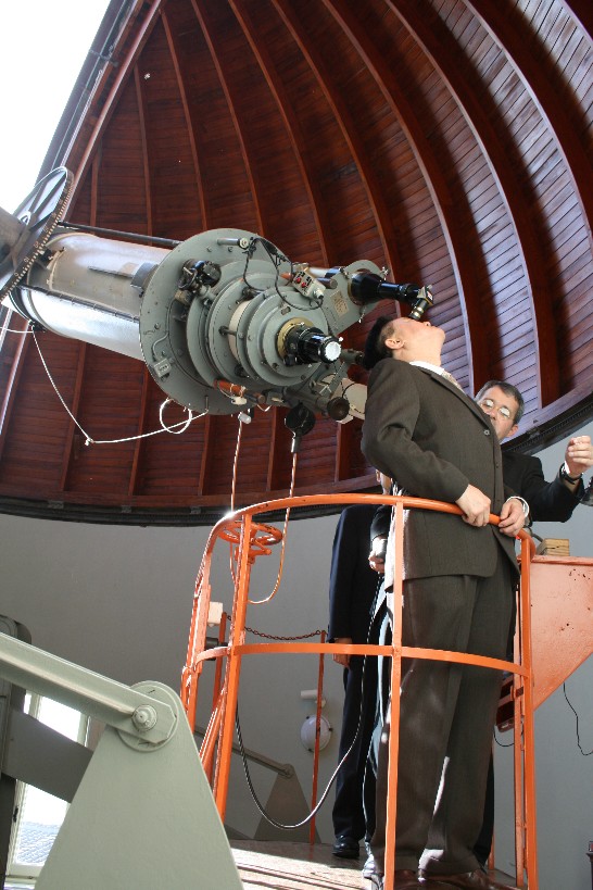 王大使豫元在梵蒂岡天文台官員協助下以望遠鏡觀看太陽