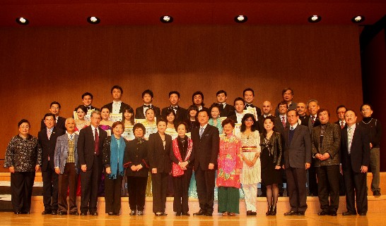 王大使夫婦（前排右7及右9）、總統府資政聲樂家申學庸教授（右8）、香港聲樂家費明儀教授（右6）及大賽主辦人任蓉教授（左1）合影