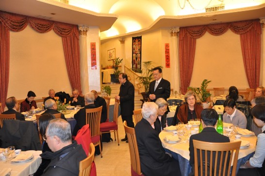 華人聖堂駐堂神父吳安道帶領餐前祈禱