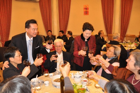 王大使夫婦席間向與會人士舉杯祝福