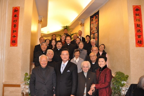 王大使夫婦與出席者於餐會結束後合影留念