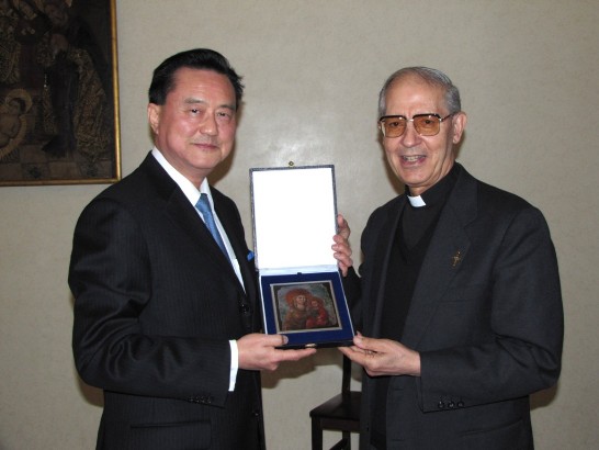 耶穌會總會長Adolfo Nicolás神父致贈紀念品予王大使豫元