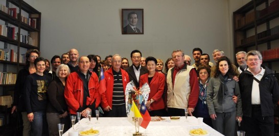 王大使夫婦(前排中)與M市路跑協會Pasetto秘書長(前排左4)及來訪之M市路跑協會成員合影