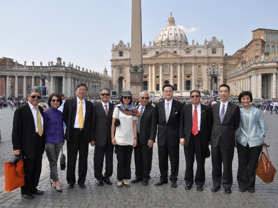 駐教廷王大使豫元陪同輔大訪團參加教宗公開接見活動後合影