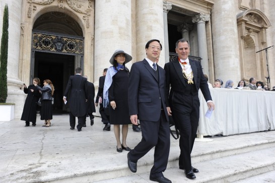 內政部江部長宜樺（右二）在教宗御前禮官引導下，步入彌撒會場